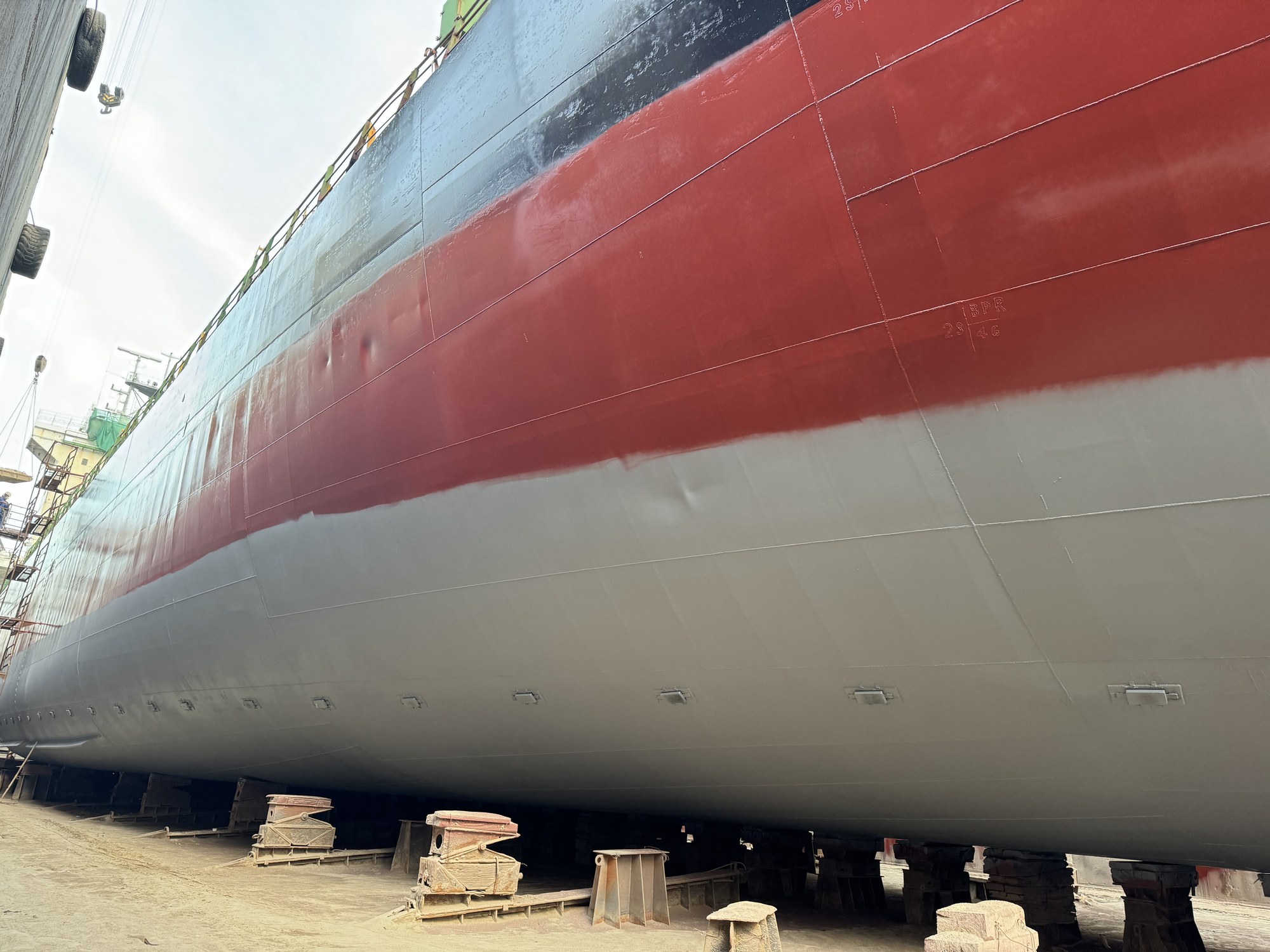 Antifouling coating on the hull in drydock