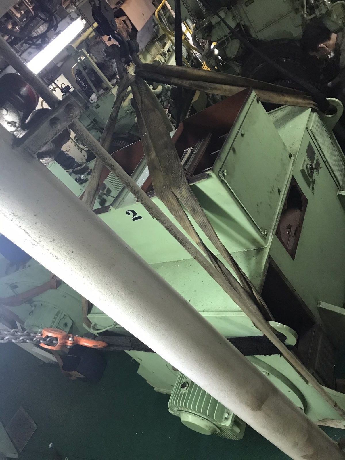 Vận chuyển rotor máy phát trong buồng máy