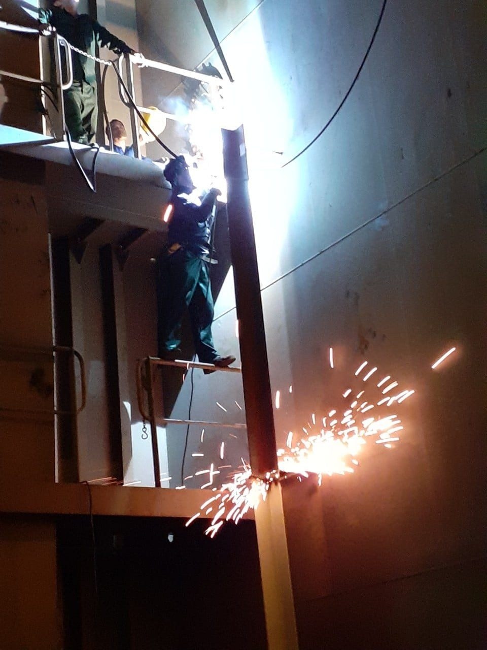 Cell guide welding in the container hold
