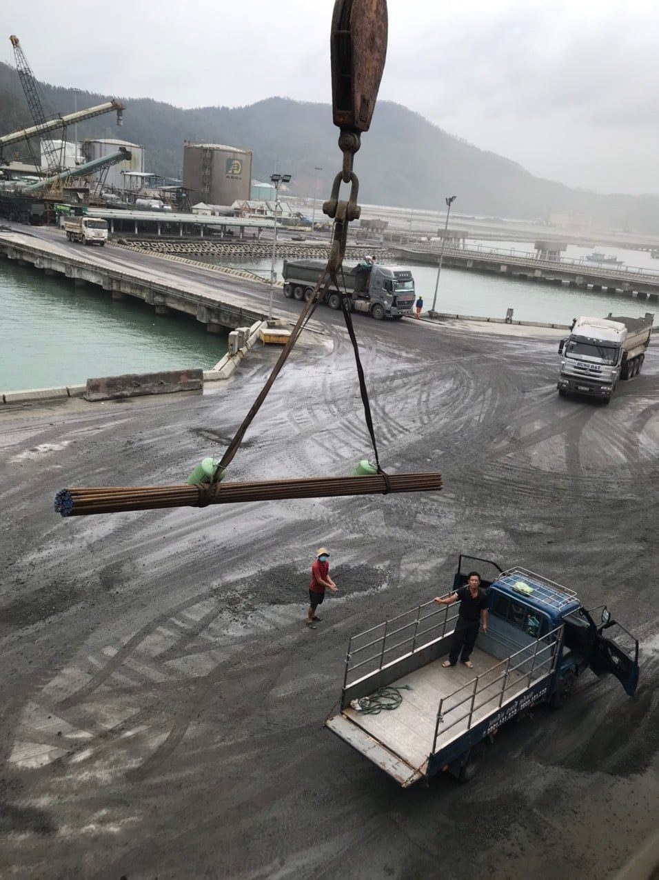 CO2 pipes lifted at the berth