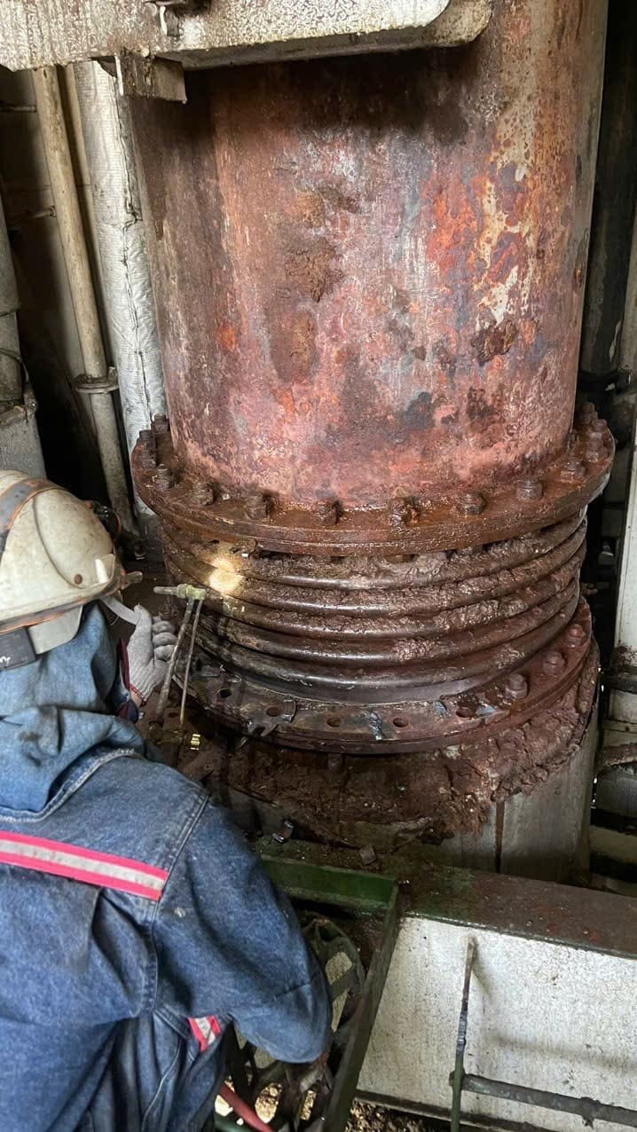 Corroded expansion joint before renewal