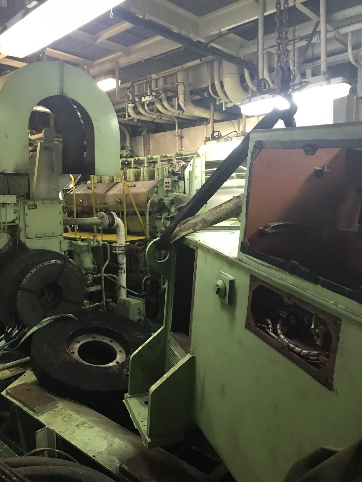 Mở vỏ máy phát để hoán đổi rotor