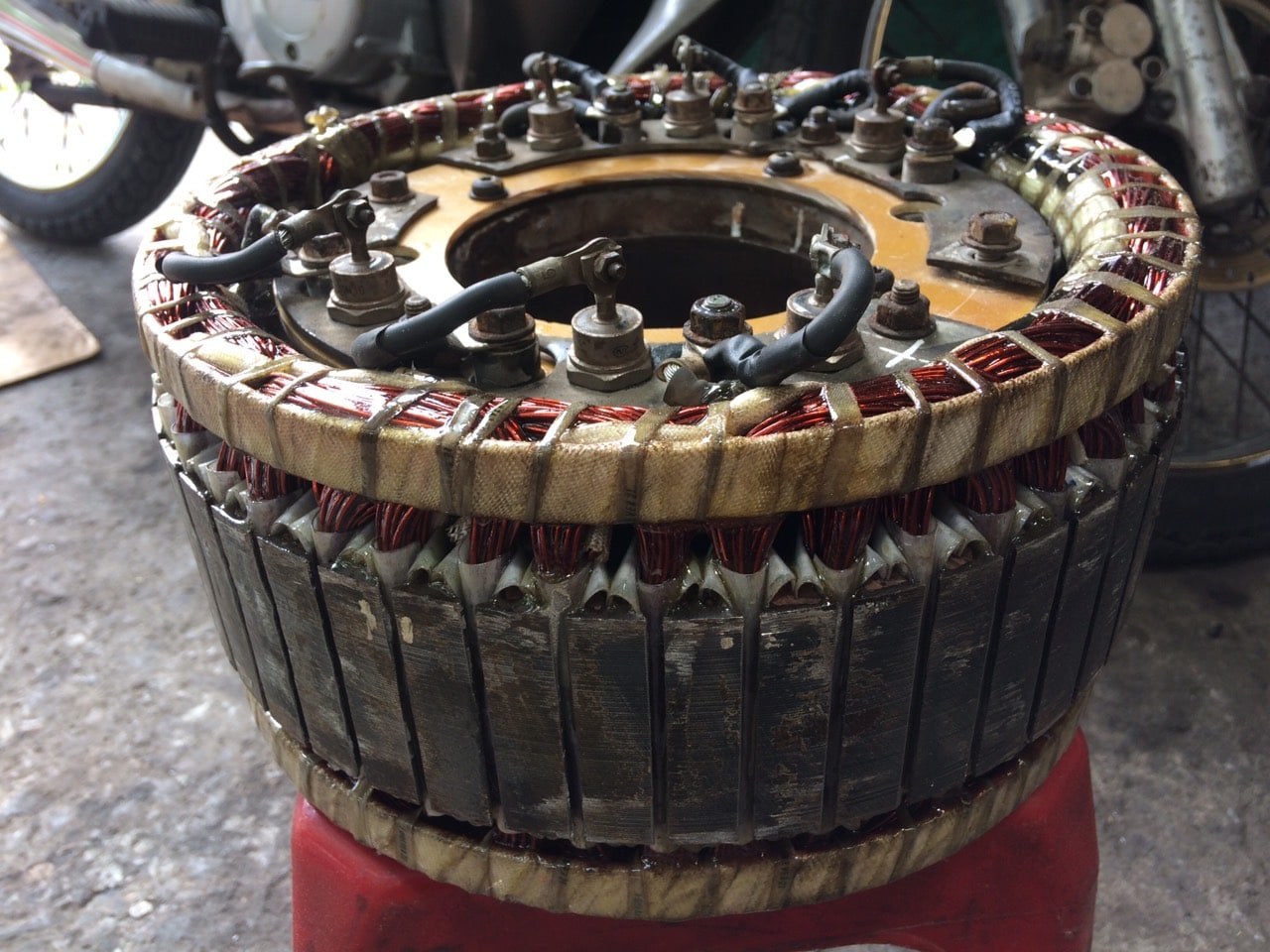 Stator máy phát đang quấn lại