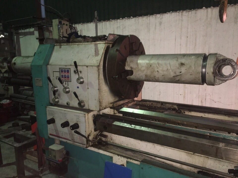 Xi lanh nắp hầm trên máy tiện