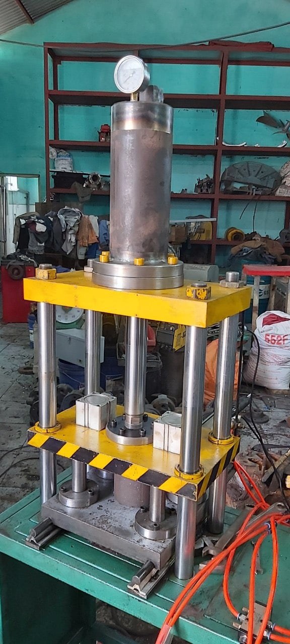 Hatch cover hydraulic cylinder on a press during overhaul