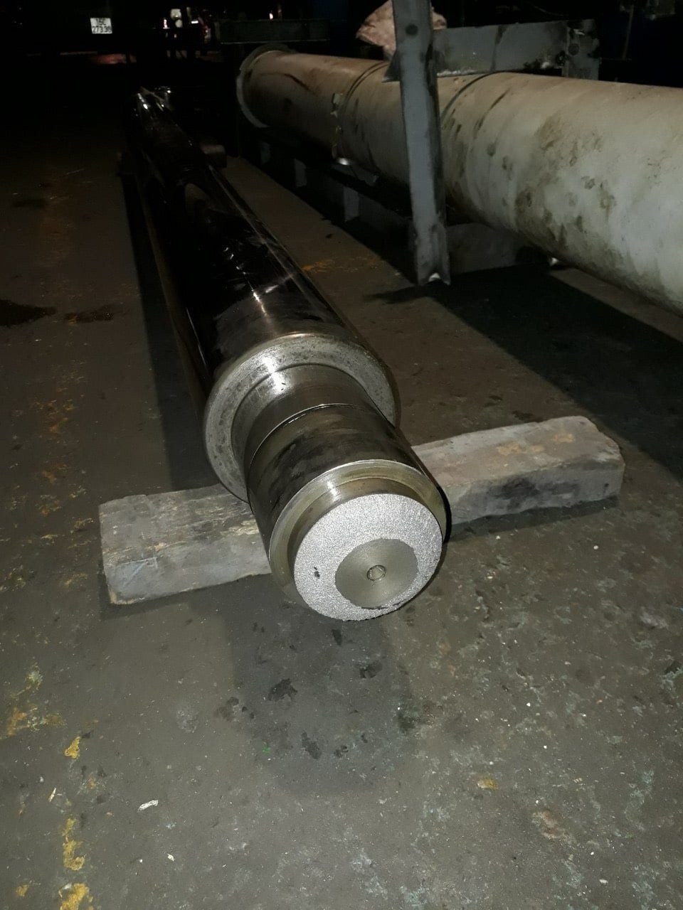 Hatch cover cylinder rod during overhaul