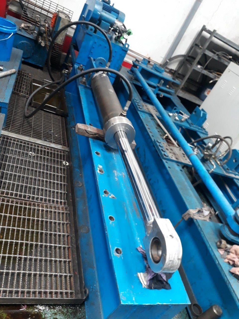 Hatch cover cylinder on the test bench