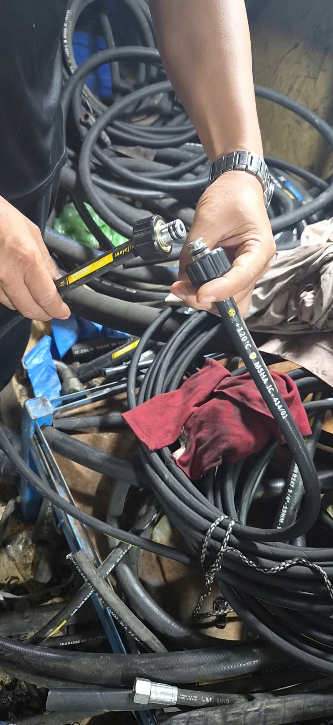 High-pressure extension hose end connections being compared