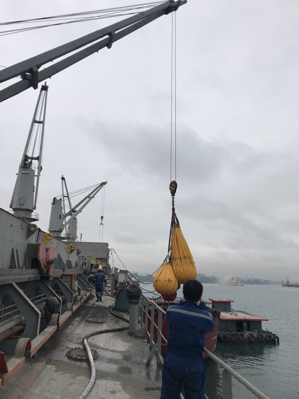 Jib crane load test with a water bag
