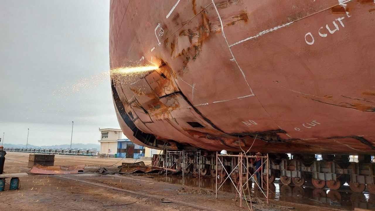Bottom plate cutting for keel plate renewal in dry dock