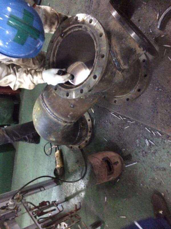 Large valve overhaul in the workshop