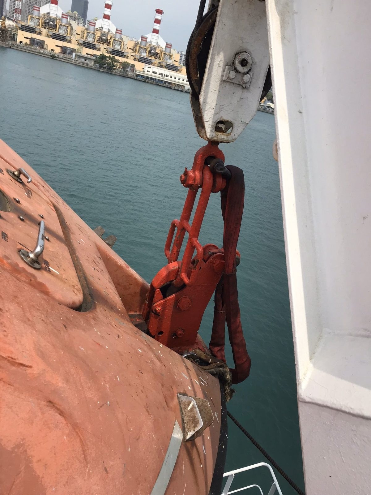 Lifeboat falls and blocks