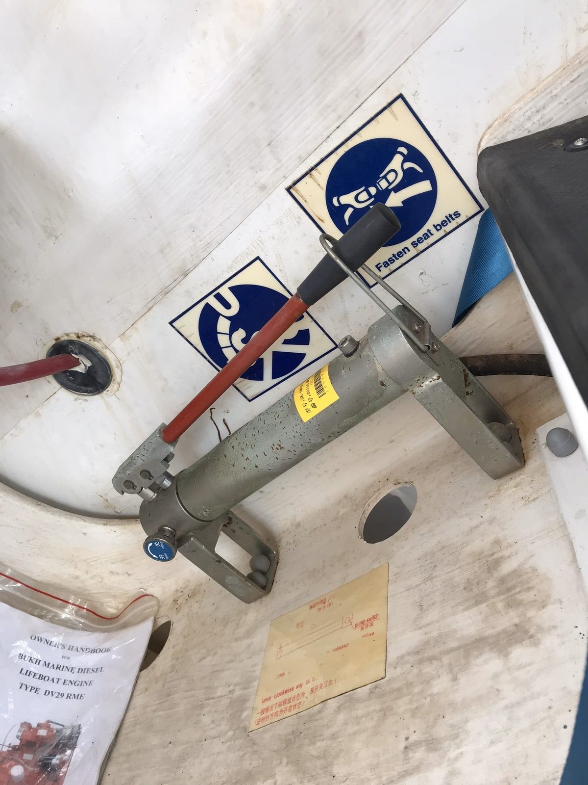 Hydraulic release pump inside the lifeboat