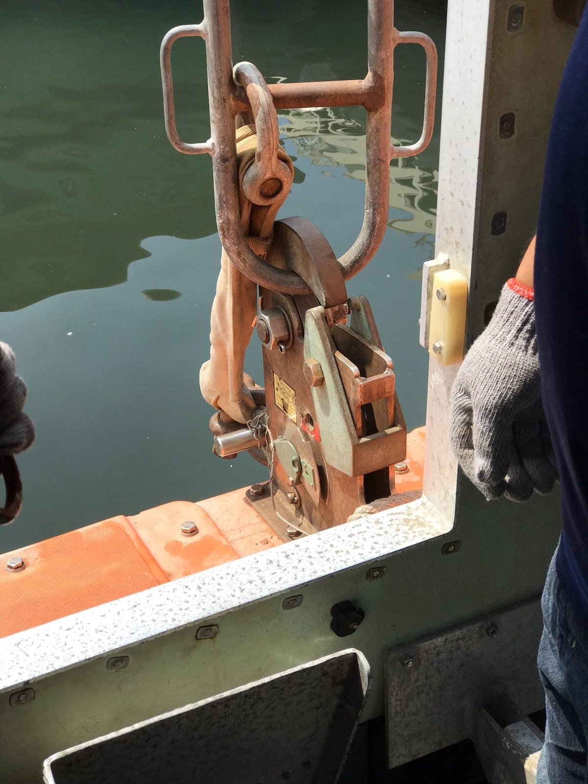 On-load release hook of a lifeboat