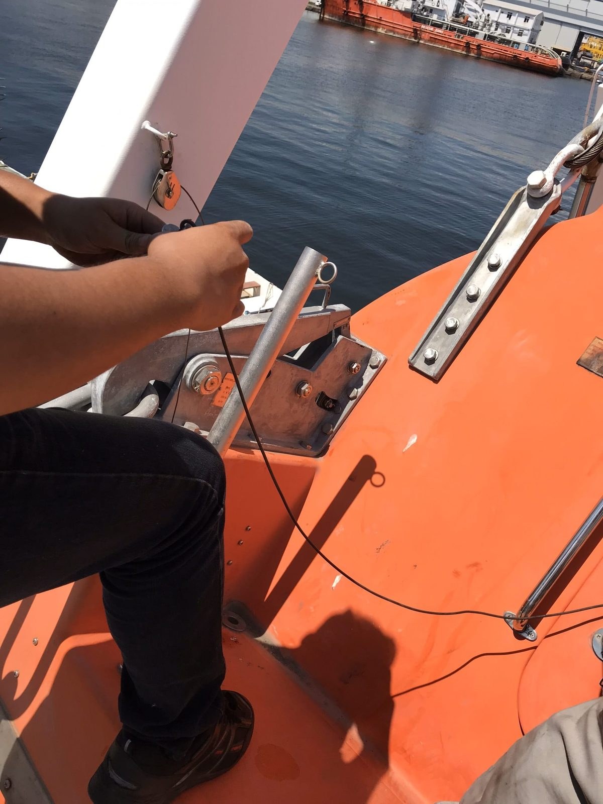 Lifeboat release gear service