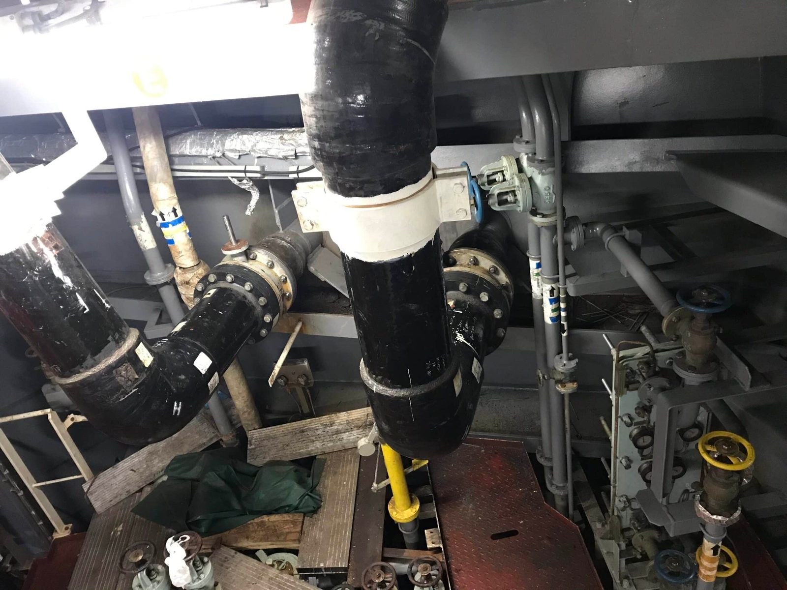 Renewed scrubber pipework in the engine casing