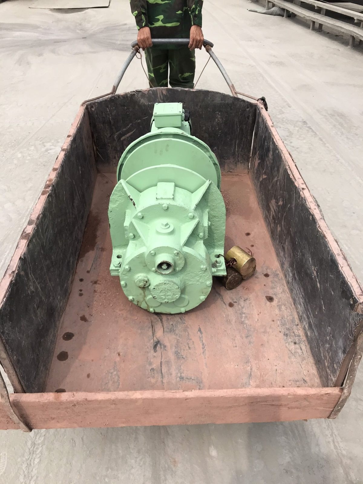 Secondhand winch moved on a trolley