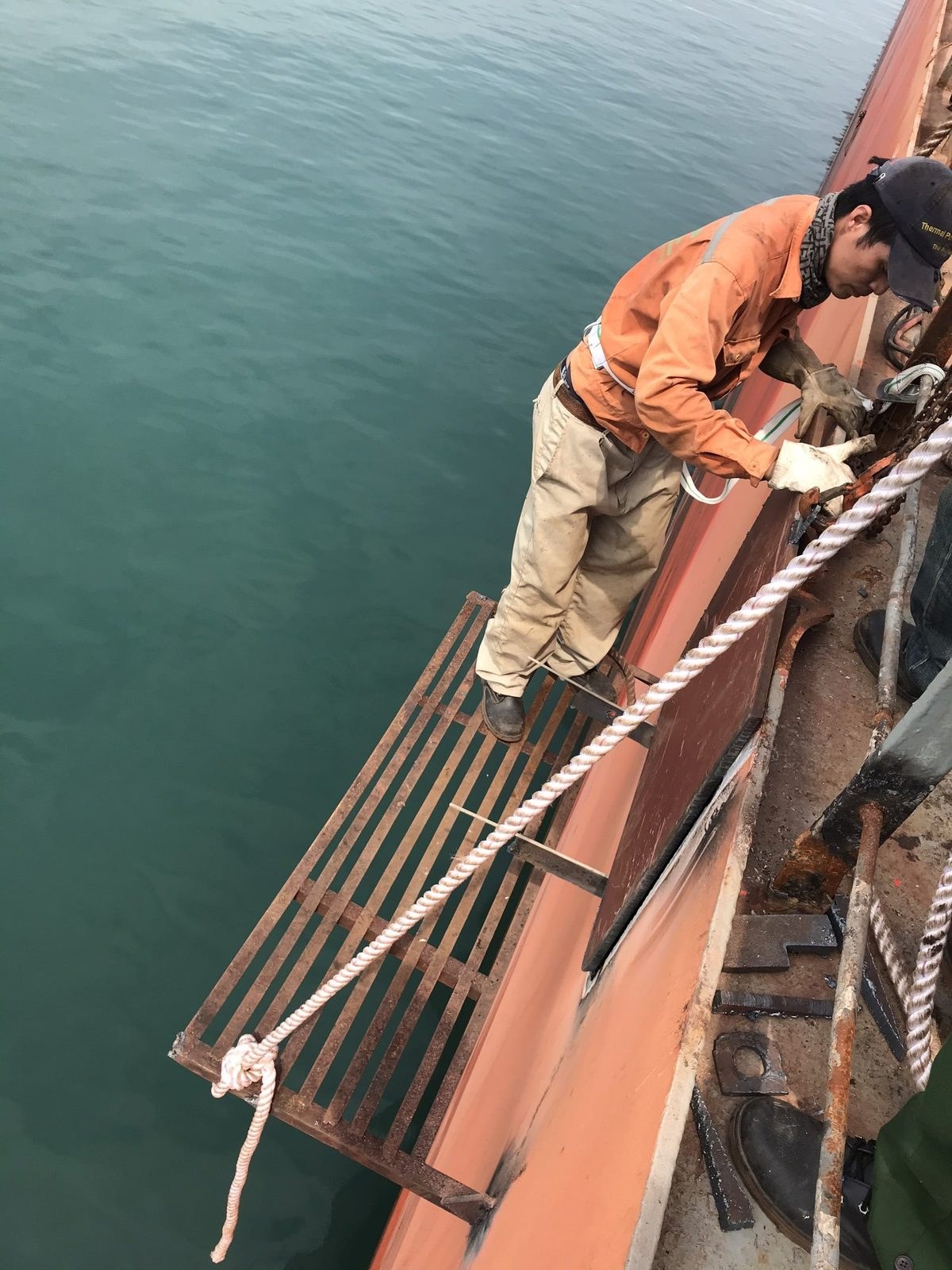 Ship side repair from a hanging stage