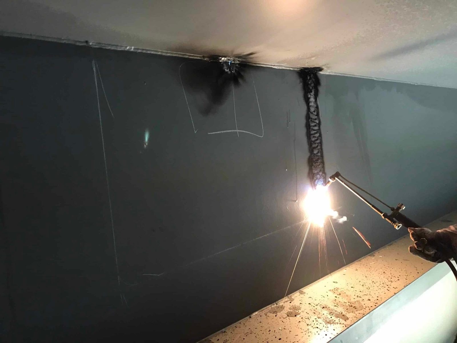 Cutting on a tank boundary during hot work