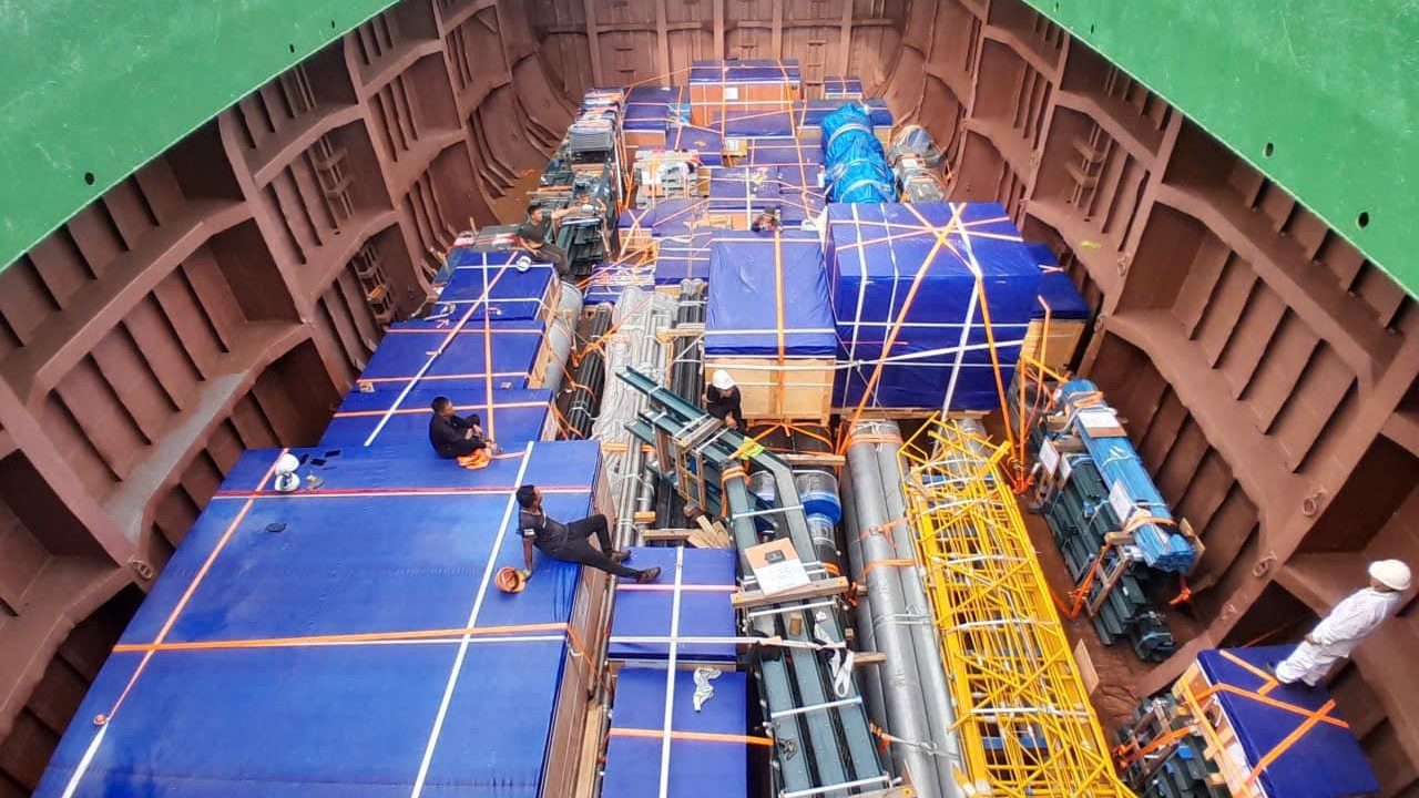 Cargo lashing and securing work for project cargo shipment