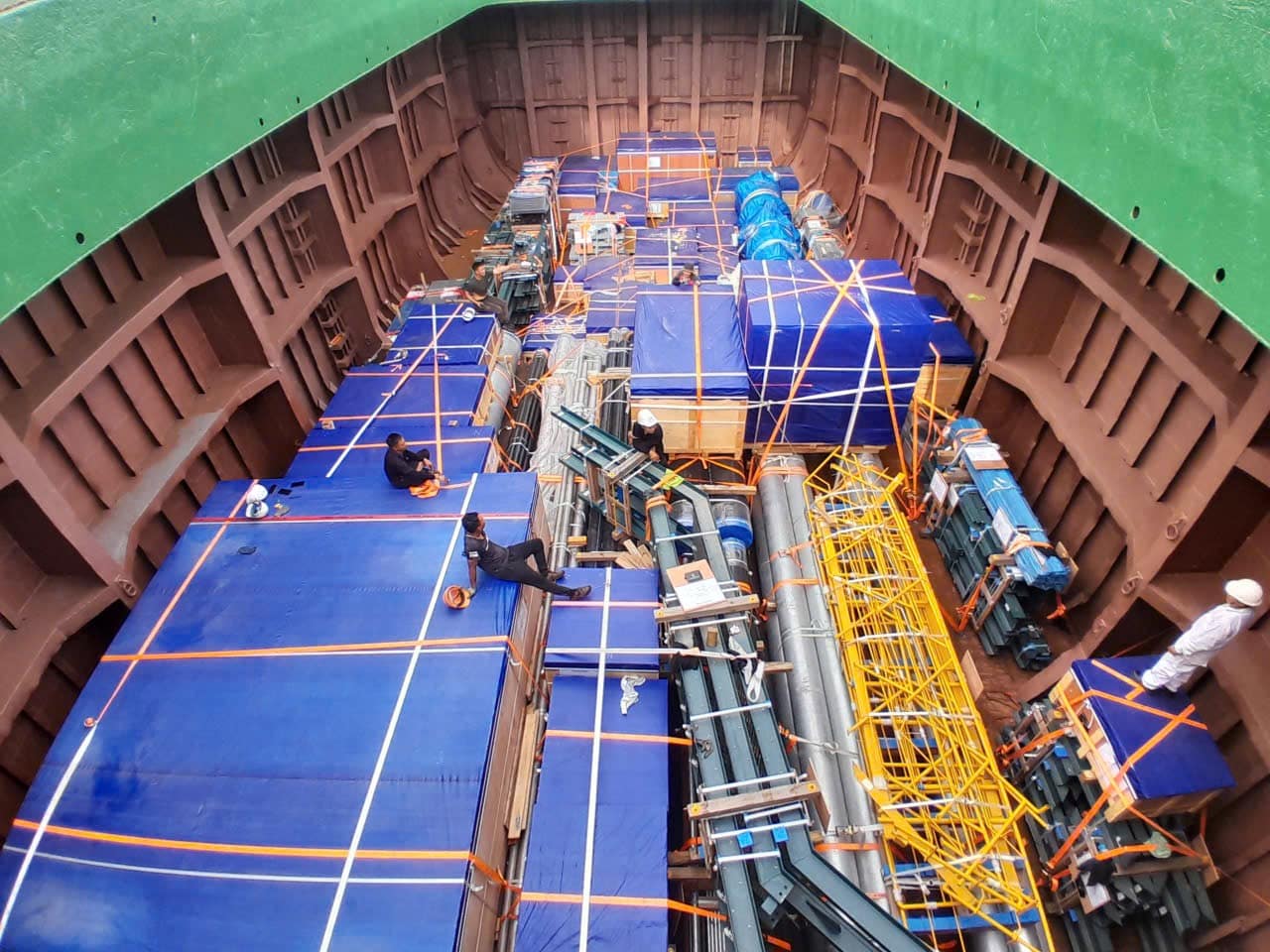 Cargo lashing and securing work for project cargo shipment