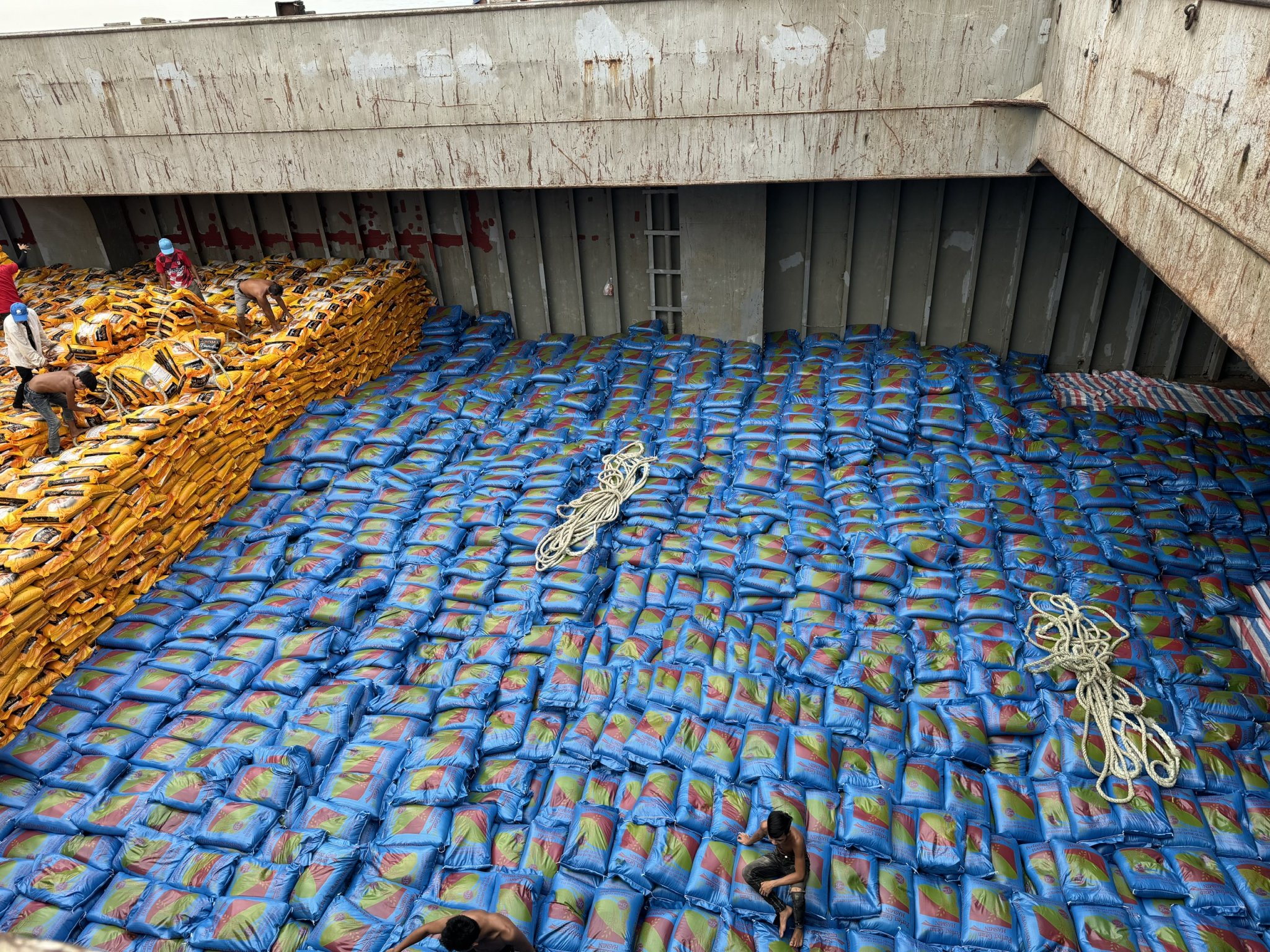 Jumbo bag rice cargo loaded for breakbulk shipment from SG Vietnam MV Dong An / Dong Thinh